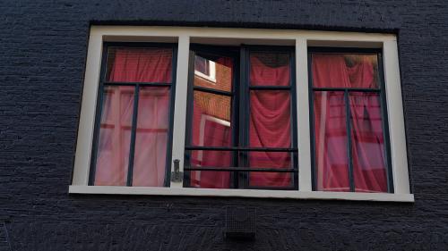Red_Curtains