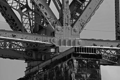train_bridge_bw